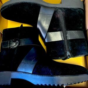 Brand new in box women size 9 suede boots. Paid $140. Never worn $75 + shipping